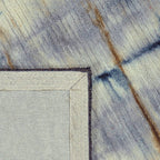 Achterkant hoek aanzicht van het vloerkleed TARLEN-DYE in de kleuren Blauw / Oker, gemaakt van 100% Wol.