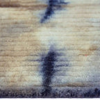 Zijkant detail aanzicht van het vloerkleed TARLEN-DYE in de kleuren Blauw / Oker, gemaakt van 100% Wol.