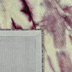 Achterkant hoek aanzicht van het vloerkleed TARLEN-DYE in de kleur Bordeaux Rood, gemaakt van 100% Wol.