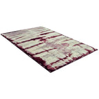 Diagonaal aanzicht van het vloerkleed TARLEN-DYE in de kleur Bordeaux Rood, gemaakt van 100% Wol.