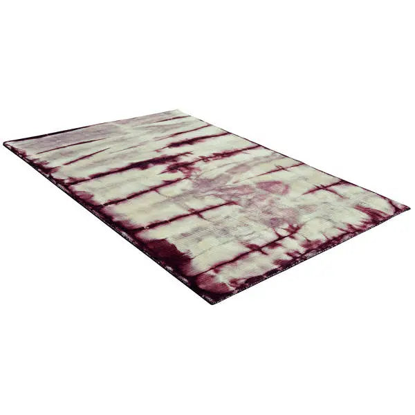 Diagonaal aanzicht van het vloerkleed TARLEN-DYE in de kleur Bordeaux Rood, gemaakt van 100% Wol.