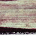 Zijkant detail aanzicht van het vloerkleed TARLEN-DYE in de kleur Bordeaux Rood, gemaakt van 100% Wol.