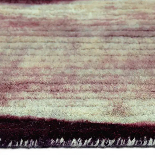 Zijkant detail aanzicht van het vloerkleed TARLEN-DYE in de kleur Bordeaux Rood, gemaakt van 100% Wol.