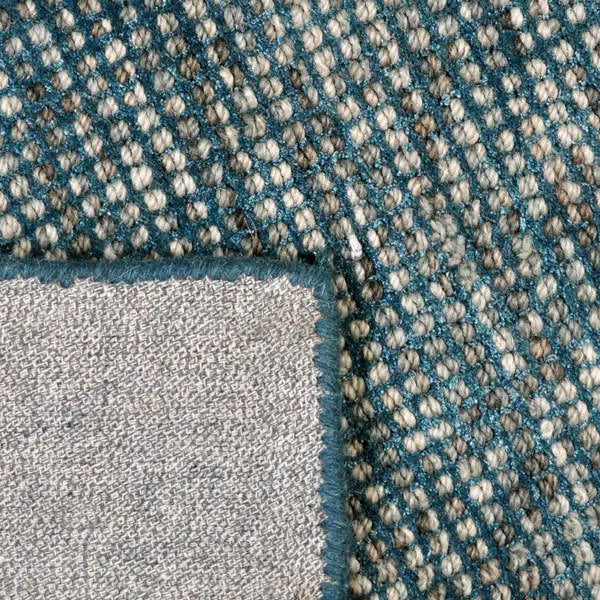 Achterkant hoek aanzicht van het vloerkleed TREVON in de kleuren Petrol / Blauw, gemaakt van Wol en Viscose mix.