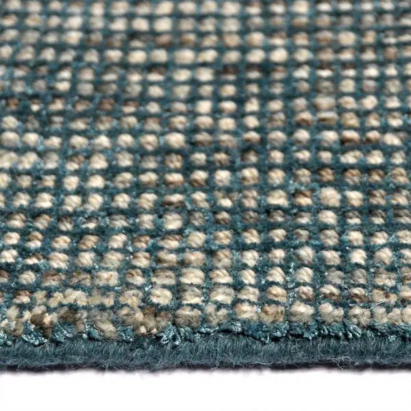 Zijkant detail aanzicht van het vloerkleed TREVON in de kleuren Petrol / Blauw, gemaakt van Wol en Viscose mix.