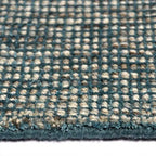 Zijkant detail aanzicht van het vloerkleed TREVON in de kleuren Petrol / Blauw, gemaakt van Wol en Viscose mix.