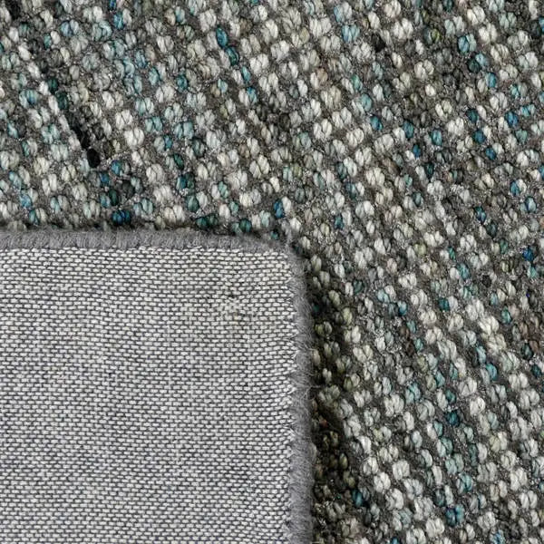 Achterkant hoek aanzicht van het vloerkleed TREVON in de kleuren Taupe / Groen, gemaakt van Wol en Viscose mix.