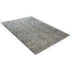 Diagonaal aanzicht van het vloerkleed TREVON in de kleuren Taupe / Groen, gemaakt van Wol en Viscose mix.