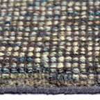 Zijkant detail aanzicht van het vloerkleed TREVON in de kleuren Taupe / Groen, gemaakt van Wol en Viscose mix.