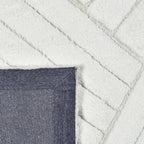 Achterkant hoek aanzicht van het vloerkleed TYRON in de kleur Wit, gemaakt van Polyester.