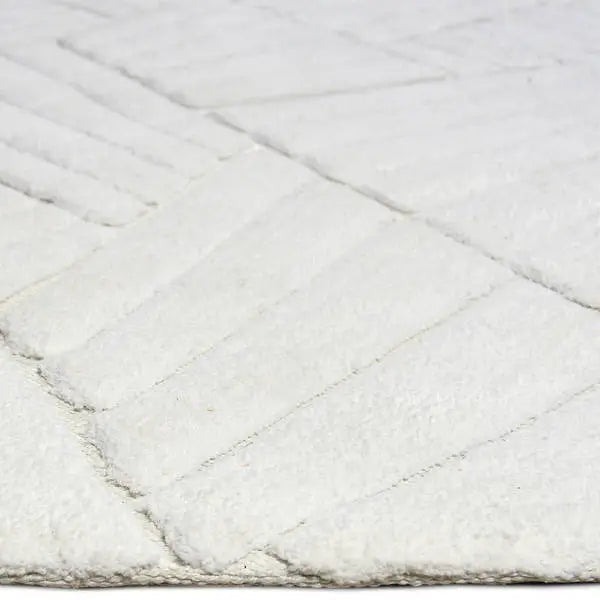 Zijkant detail aanzicht van het vloerkleed TYRON in de kleur Wit, gemaakt van Polyester.