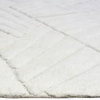 Zijkant detail aanzicht van het vloerkleed TYRON in de kleur Wit, gemaakt van Polyester.