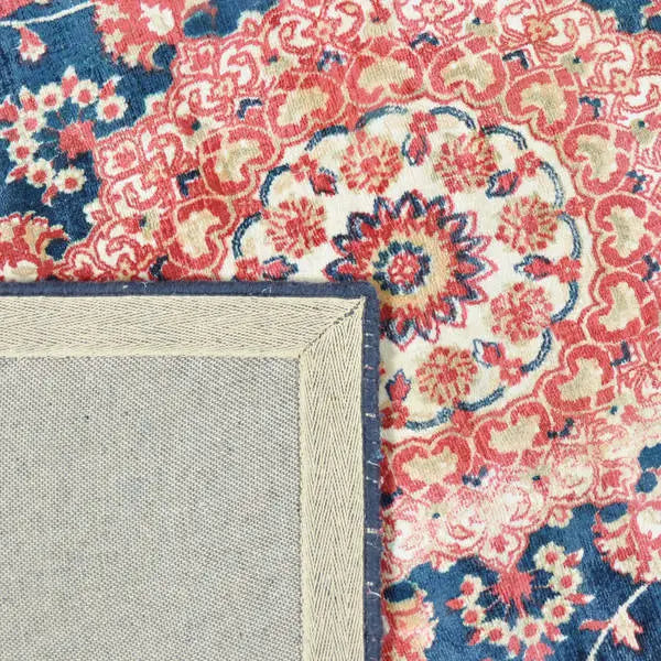 Achterkant hoek aanzicht van het vloerkleed VALCERA classic in de kleur Classic Blauw Cream, gemaakt van Viscose.