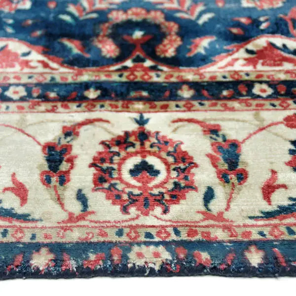 Zijkant detail aanzicht van het vloerkleed VALCERA classic in de kleur Classic Blauw Cream, gemaakt van Viscose.