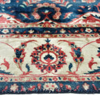 Zijkant detail aanzicht van het vloerkleed VALCERA classic in de kleur Classic Blauw Cream, gemaakt van Viscose.