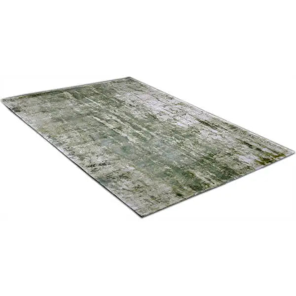 Diagonaal aanzicht van het vloerkleed VALCERA in de kleur FC Groen, gemaakt van Viscose.