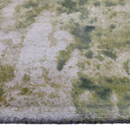 Zijkant detail aanzicht van het vloerkleed VALCERA in de kleur FC Groen, gemaakt van Viscose.