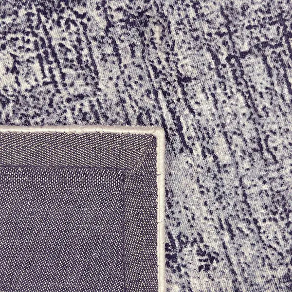 Achterkant hoek aanzicht van het vloerkleed VALCERA in de kleur FE Blauw, gemaakt van Viscose.