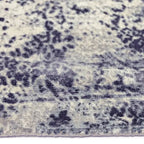 Zijkant detail aanzicht van het vloerkleed VALCERA in de kleur FE Blauw, gemaakt van Viscose.