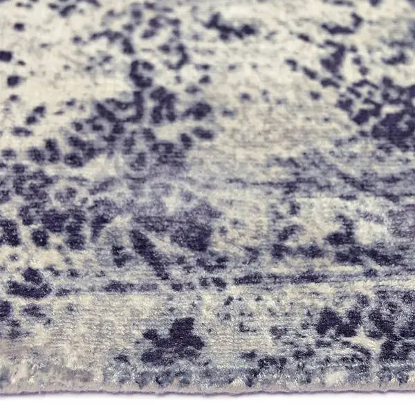 Zijkant detail aanzicht van het vloerkleed VALCERA in de kleur FE Blauw, gemaakt van Viscose.