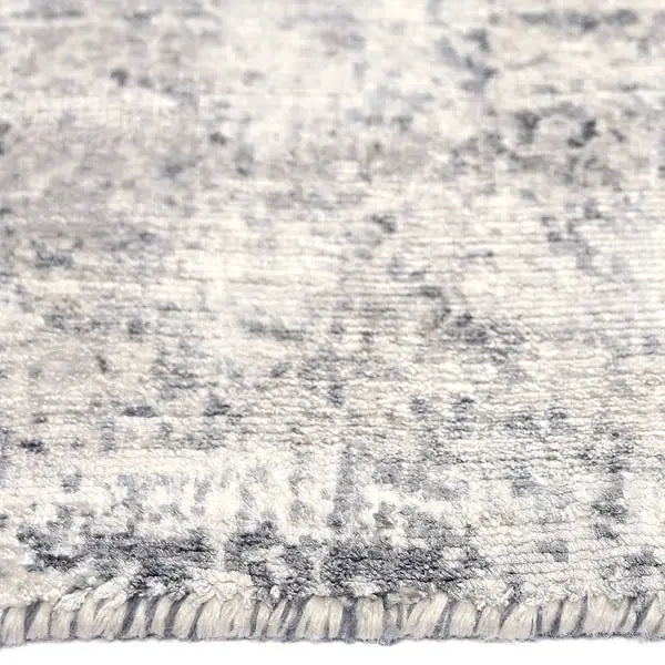 Zijkant detail aanzicht van het vloerkleed VALCERA in de kleuren Grijs / Beige, gemaakt van Viscose.