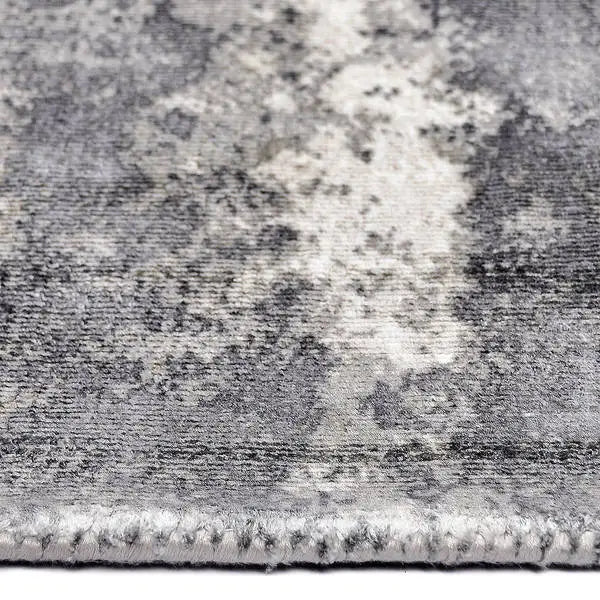 Zijkant detail aanzicht van het vloerkleed VALCERA in de kleur Grijs, gemaakt van Viscose.
