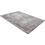 Diagonaal aanzicht van het vloerkleed VALCERA in de kleur Licht Grijs, gemaakt van Viscose.