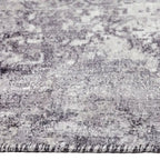 Zijkant detail aanzicht van het vloerkleed VALCERA in de kleur Licht Grijs, gemaakt van Viscose.