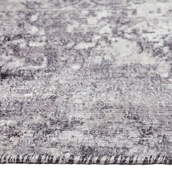 Zijkant detail aanzicht van het vloerkleed VALCERA in de kleur Licht Grijs, gemaakt van Viscose.