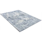 Diagonaal aanzicht van het vloerkleed VALCERA modern in de kleur Blauw, gemaakt van Viscose.