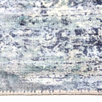 Zijkant detail aanzicht van het vloerkleed VALCERA modern in de kleur Blauw, gemaakt van Viscose.