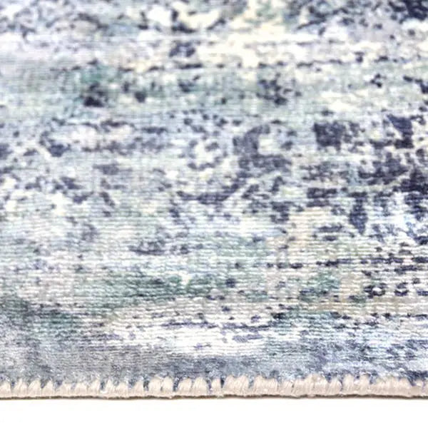 Zijkant detail aanzicht van het vloerkleed VALCERA modern in de kleur Blauw, gemaakt van Viscose.