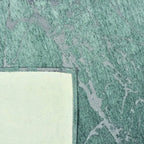 Achterkant hoek aanzicht van het vloerkleed VORIEN in de kleuren Aqua / Blauw, gemaakt van Polyester.
