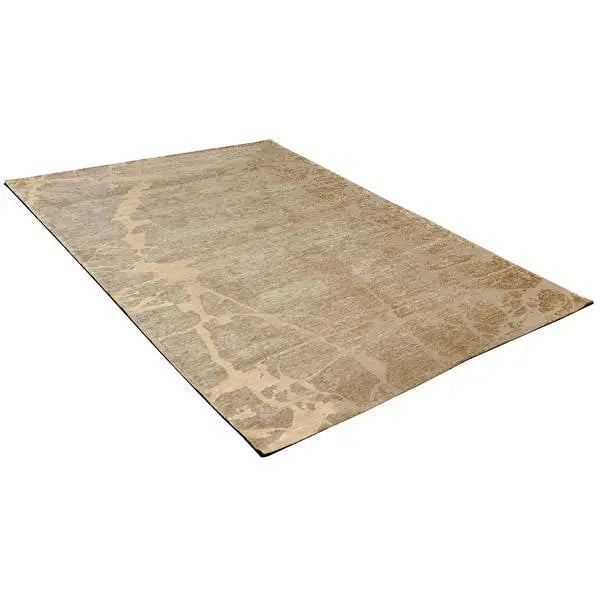 Diagonaal aanzicht van het vloerkleed VORIEN in de kleur Beige, gemaakt van Polyester.