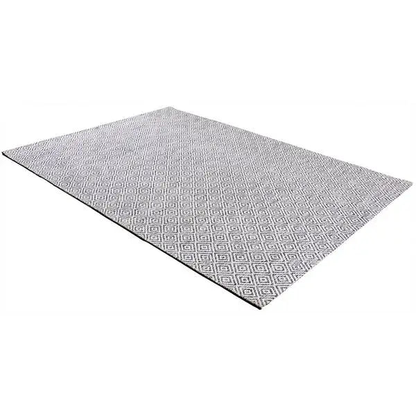 Diagonaal aanzicht van het vloerkleed WRENFORD in de kleur Grijs, gemaakt van Katoen.