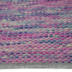 Zijkant detail aanzicht van het vloerkleed ZAVEN in de kleuren Multikleurig / Blauw / Roze, gemaakt van Wol mix.