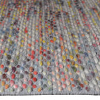 Zijkant detail aanzicht van het vloerkleed ZAVEN in de kleur Multikleurig, gemaakt van Wol mix.