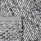 Achterkant hoek aanzicht van het vloerkleed ZAVEN in de kleuren Taupe / Grijs, gemaakt van Wol mix.