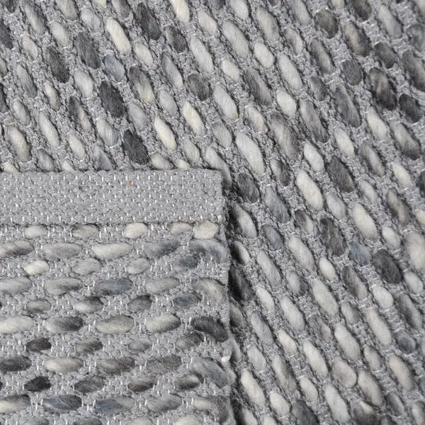 Achterkant hoek aanzicht van het vloerkleed ZAVEN in de kleuren Taupe / Grijs, gemaakt van Wol mix.