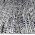 Zijkant detail aanzicht van het vloerkleed ZAVEN in de kleuren Taupe / Grijs, gemaakt van Wol mix.