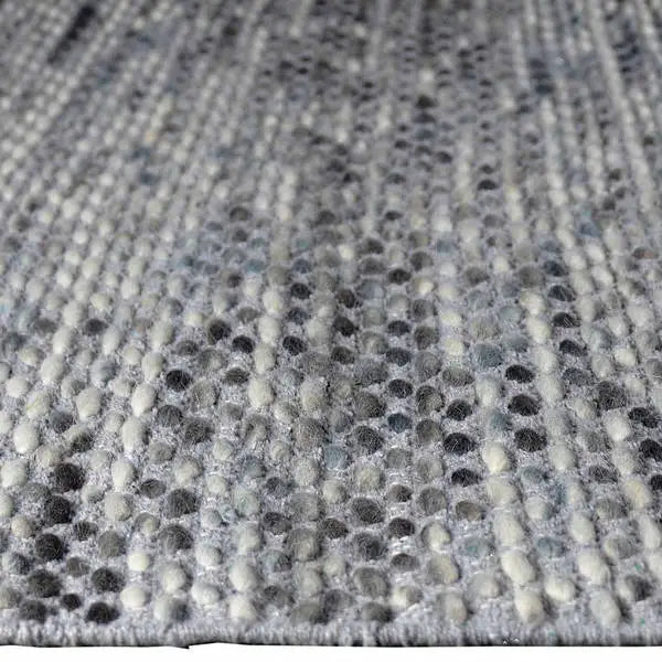 Zijkant detail aanzicht van het vloerkleed ZAVEN in de kleuren Taupe / Grijs, gemaakt van Wol mix.